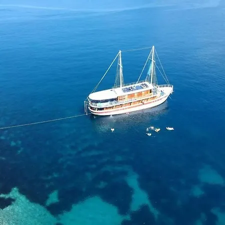 Cruising Boat Center, Dubrovnik, Hvar *
